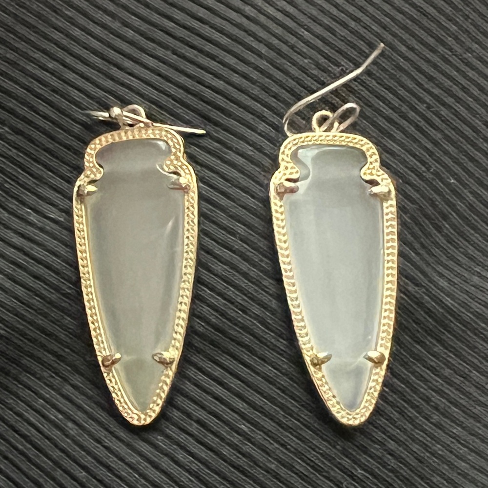Kendra Scott Grey arrow earrings